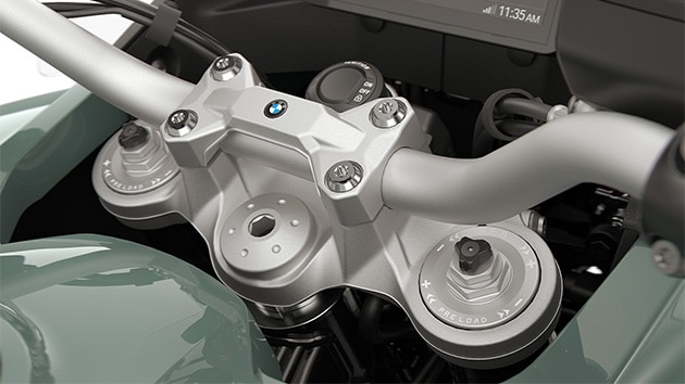 The adjustable fork of the F 900 GS Adventure from BMW Motorrad