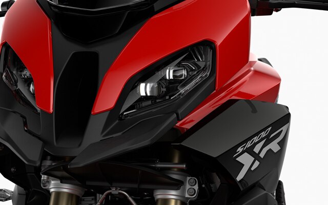 We see the dynamic front design including Pro headlight.