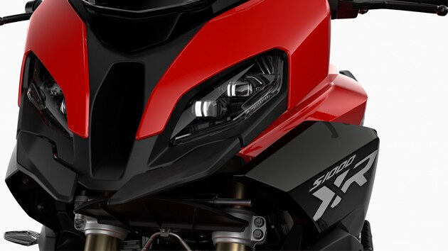 We see the dynamic front design including Pro headlight.
