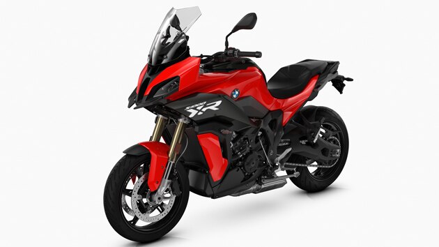 We see the S 1000 XR in a three-quarter front view.
