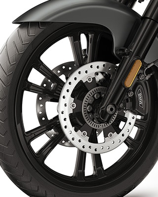 Detailed image of the 21-inch front wheel of the R 18 Roctane from BMW Motorrad