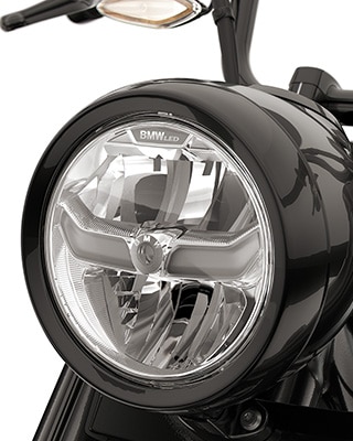 Detailed image of the round LED headlight of the R 18 Roctane from BMW Motorrad