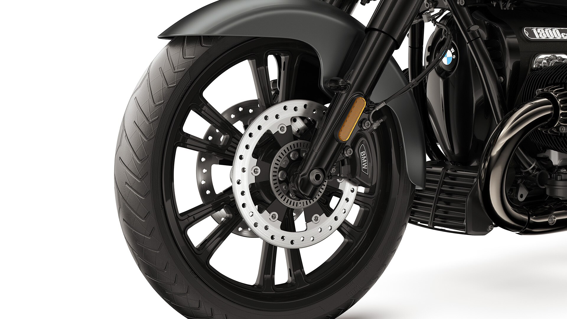 Detailed image of the 21-inch front wheel of the R 18 Roctane from BMW Motorrad