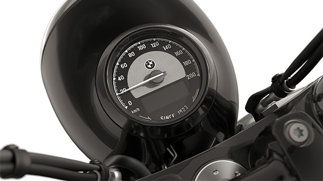 Detailed image of the round instrument speedometer of the R 18 Roctane from BMW Motorrad