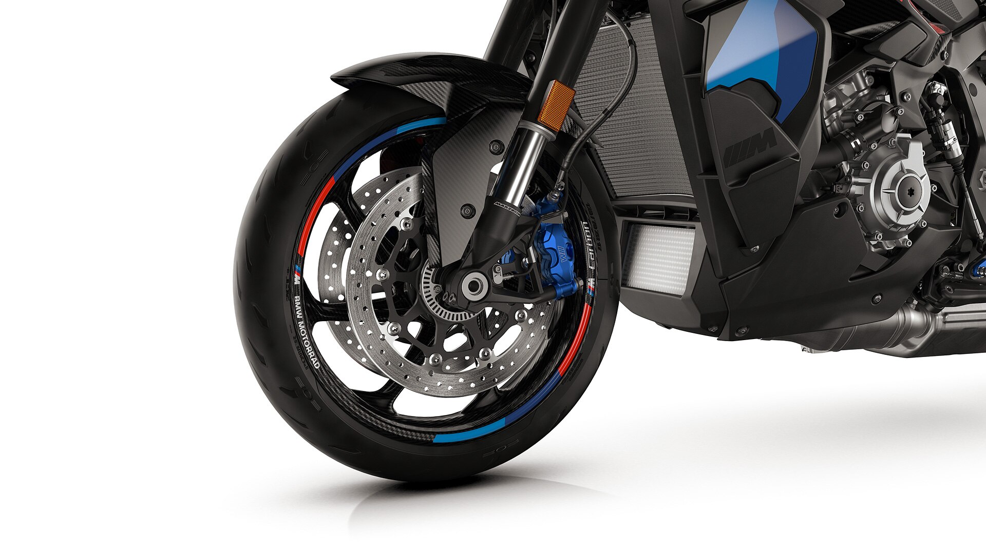 The optional M Carbon wheels of the M 1000 XR from BMW Motorrad